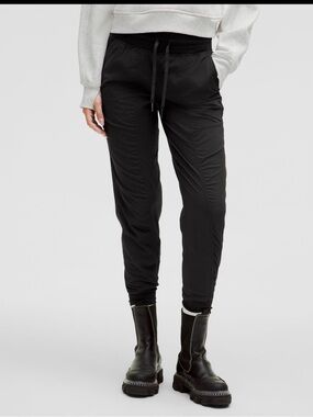 Lululemon Dance Studio Mid-Rise Jogger 29” in Black - Size 6 Excellent Condition
